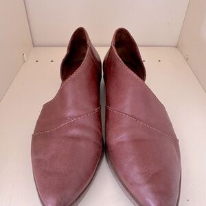 Jeans and White Shirt and a pair of your favorite soft leather brown shoes!